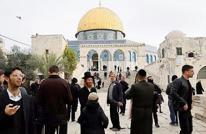 Arab Saudi, UEA, dan Mesir mengutuk penyerbuan Masjid Al-Aqsa pada hari Minggu (17/9/2023) yang dilakukan 430 pemukim Yahudi di bawah perlindungan pasukan Israel. (madhyamam.com)