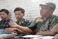 Arif Sahudi (kanan) Kuasa hukum Almas Tsaqibbirru Re A, mahasiswa Fakultas Hukum Universitas Negeri Surakarta yang mengajukan judicial review terkait batas usia capres-cawapres di UU Pemilu. (Solopos/Kurniawan)