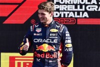 Max Verstappen dari Red Bull Racing merayakan kemenangan beruntun yang ke-10 di podium setelah memenangkan balapan Grand Prix Formula Satu Italia, Minggu (3/9/2023) di sirkuit Autodromo Nazionale Monza, di Monza. (Foto: AFP/Marco Bertorello)