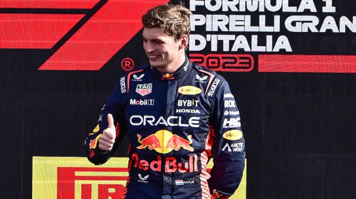 Max Verstappen dari Red Bull Racing merayakan kemenangan beruntun yang ke-10 di podium setelah memenangkan balapan Grand Prix Formula Satu Italia, Minggu (3/9/2023) di sirkuit Autodromo Nazionale Monza, di Monza. (Foto: AFP/Marco Bertorello)