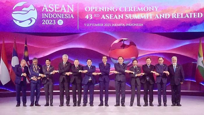 Presiden Joko Widodo (Jokowi) secara resmi membuka Konferensi Tingkat Tinggi (KTT) ke-43 Asean di Hall A Jakarta Convention Center (JCC), Jakarta Selatan pada Selasa (5/9/2023). Jokowi mengatakan bagi Indonesia, kesatuan adalah sebuah harmoni dalam perbedaan, termasuk perbedaan pendapat. Jokowi menyebut perbedaan pendapat justru menyuburkan demokrasi. (ANTARA FOTO/Media Center KTT ASEAN 2023/Akbar Nugroho Gumay)
