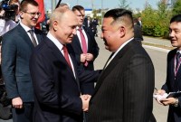 PRESIDEN Rusia Vladimir Putin sambut kedatangan Pemimpin Korea Utara Kim Jong Un di Markas Antariksa Rusia (Foto: Sputnik/Pool/Reuters)
