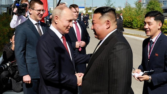 PRESIDEN Rusia Vladimir Putin sambut kedatangan Pemimpin Korea Utara Kim Jong Un di Markas Antariksa Rusia (Foto: Sputnik/Pool/Reuters)
