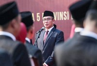 Hasyim Asy'ari menyampaikan arahan saat upacara pelantikan 81 anggota KPU dari lima Provinsi dan 12 Kabupaten/Kota di empat Provinsi di Halaman Kantor KPU, Jakarta, Minggu (24/9/2023). (ANTARA FOTO/Asprilla Dwi Adha)
