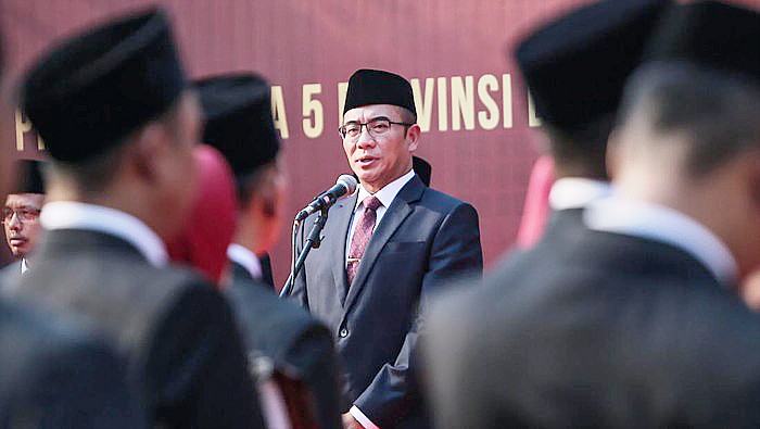 Hasyim Asy'ari menyampaikan arahan saat upacara pelantikan 81 anggota KPU dari lima Provinsi dan 12 Kabupaten/Kota di empat Provinsi di Halaman Kantor KPU, Jakarta, Minggu (24/9/2023). (ANTARA FOTO/Asprilla Dwi Adha)