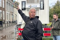 Edwin Wagensveld pemimpin PEGIDA di Belanda dikenal sebagai pentolan Patriot Eropa Melawan Islamisasi Barat atau Patriotic Europeans Against the Islamization of West (PEGIDA) menggelar aksi penistaan Al-Qur'an di depan Kedubes Turkiye di Den Haag, Sabtu (23/9). (Anadolu Agency)