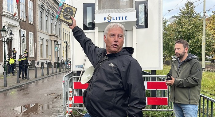 Edwin Wagensveld pemimpin PEGIDA di Belanda dikenal sebagai pentolan Patriot Eropa Melawan Islamisasi Barat atau Patriotic Europeans Against the Islamization of West (PEGIDA) menggelar aksi penistaan Al-Qur'an di depan Kedubes Turkiye di Den Haag, Sabtu (23/9). (Anadolu Agency)