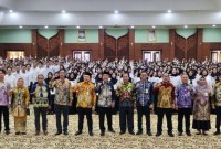 Foto bersama usai pengambilan sumpah dan penyerahan SK PPPK Jabatan Fungsional Guru pada periode sebelumnya, di Banjarbaru, Kalimantan Selatan, Kamis (27/7/2023). (ANTARA/HO-Pemprov Kalsel)