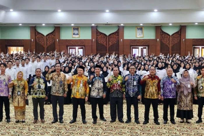 Foto bersama usai pengambilan sumpah dan penyerahan SK PPPK Jabatan Fungsional Guru pada periode sebelumnya, di Banjarbaru, Kalimantan Selatan, Kamis (27/7/2023). (ANTARA/HO-Pemprov Kalsel)