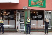 Polisi Swedia berjaga di area yang menjadi lokasi penembakan maut (TT News Agency/Henrik Hansson via REUTERS)