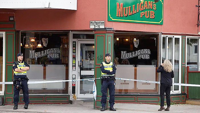 Polisi Swedia berjaga di area yang menjadi lokasi penembakan maut (TT News Agency/Henrik Hansson via REUTERS)