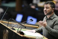Presiden Ukraina Volodymyr Zelensky saat berpidato dalam Sidang Majelis Umum PBB di AS pada Selasa (19/9) waktu setempat. (AP Photo/Mary Altaffer)