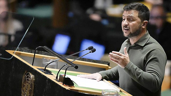 Presiden Ukraina Volodymyr Zelensky saat berpidato dalam Sidang Majelis Umum PBB di AS pada Selasa (19/9) waktu setempat. (AP Photo/Mary Altaffer)