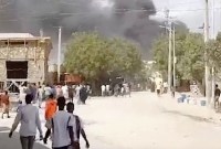 Tidak jelas siapa yang bertanggung jawab atas kendaraan bermuatan bahan peledak yang meledak di Somalia. (AP Photo)
