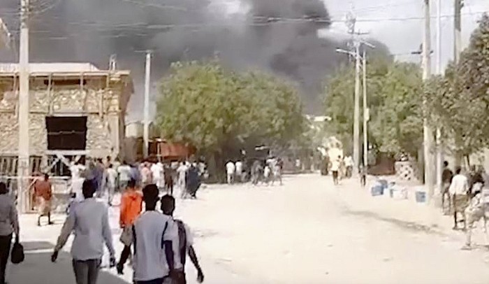 Tidak jelas siapa yang bertanggung jawab atas kendaraan bermuatan bahan peledak yang meledak di Somalia. (AP Photo)