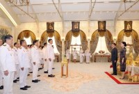 Perdana Menteri Thailand Srettha Thavisin bersama anggota kabinetnya mengambil sumpah di depan Raja Thailand Maha Vajiralongkorn, kedua dari kanan, dan Ratu Thailand Suthida di Istana Dusit di Bangkok, Thailand, Selasa, (5/9/2023). (AP Photo)