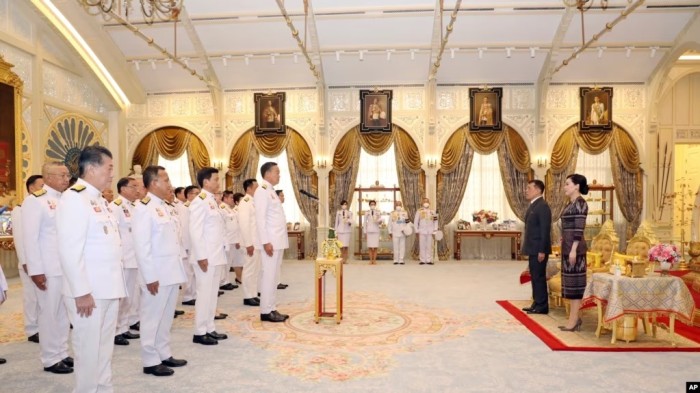 Perdana Menteri Thailand Srettha Thavisin bersama anggota kabinetnya mengambil sumpah di depan Raja Thailand Maha Vajiralongkorn, kedua dari kanan, dan Ratu Thailand Suthida di Istana Dusit di Bangkok, Thailand, Selasa, (5/9/2023). (AP Photo)