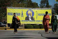Foto mendiang presiden kuil Hardeep Singh Nijjar terlihat di spanduk di luar Guru Nanak Sikh Gurdwara Sahib di Surrey, British Columbia, pada Senin (18/9/2023), di mana presiden kuil Hardeep Singh Nijjar ditembak mati di dalam kendaraannya saat pergi tempat parkir kuil pada bulan Juni. (Darryl Dyck/The Canadian Press via AP)