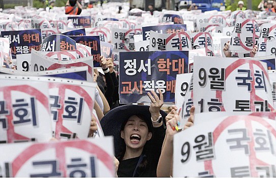 
SEORANG guru meneriakkan slogan-slogan saat unjuk rasa menuntut perlindungan hukum yang lebih baik atas perilaku bullying orang tua murid di dekat Majelis Nasional di Seoul, Korea Selatan, Sabtu (16/9/2023). Poster bertuliskan 