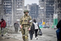 Seorang tentara Rusia berpatroli di Mariupol, Ukraina, pada 12 April 2023 lalu. (Alexander Nemenov/AFP via Getty Images file)