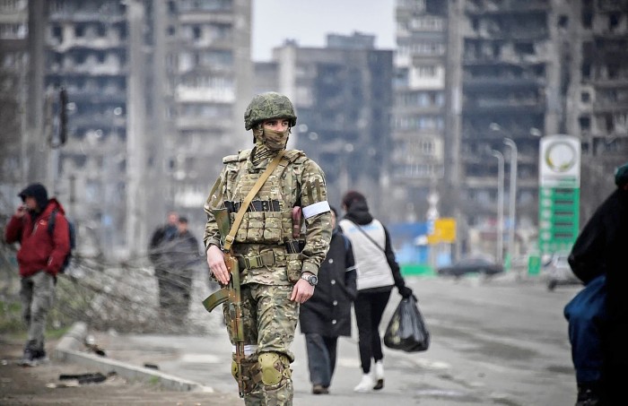 Seorang tentara Rusia berpatroli di Mariupol, Ukraina, pada 12 April 2023 lalu. (Alexander Nemenov/AFP via Getty Images file)