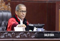 Wakil Ketua MK Saldi Isra memimpin sidang panel perbaikan permohonan uji materiil Undang-Undang Nomor 7 Tahun 2017 tentang Pemilihan Umum, soal batas usia capres cawapres, Selasa (26/09/2023) di Ruang Sidang MK. (dok humas mk)