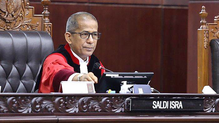 Wakil Ketua MK Saldi Isra memimpin sidang panel perbaikan permohonan uji materiil Undang-Undang Nomor 7 Tahun 2017 tentang Pemilihan Umum, soal batas usia capres cawapres, Selasa (26/09/2023) di Ruang Sidang MK. (dok humas mk)