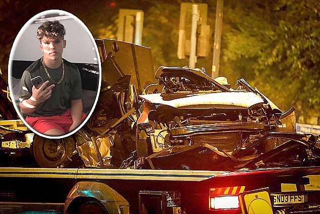 KECELAKAAN itu terjadi di Stalybridge, Rabu (6/9/2023) malam waktu setempat, petugas medis datang namun pengemudinya, Shae Marlow, meninggal di lokasi kejadian. Seorang penumpang berusia 16 tahun dibawa ke rumah sakit dalam kondisi serius. (ASP)