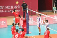 Hitter tim nasional bola voli Indonesia, Farhan Halim, melakukan spike saat menghadapi Filipina pada babak penyisihan grup Asian Games 2022 di Deqing, China, 19 September 2023. (TWITTER.COM/CGTNSPORTSSCENE