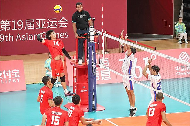 Hitter tim nasional bola voli Indonesia, Farhan Halim, melakukan spike saat menghadapi Filipina pada babak penyisihan grup Asian Games 2022 di Deqing, China, 19 September 2023. (TWITTER.COM/CGTNSPORTSSCENE