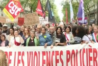 Ribuan orang berkumpul di seluruh Prancis untuk mengecam kebrutalan polisi dan rasisme. (uk.news.yahoo.com)