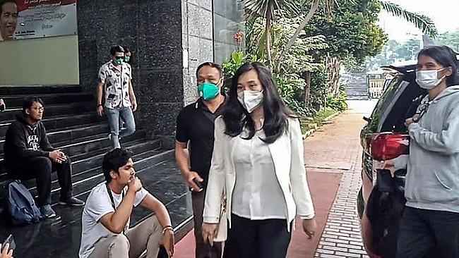 Selebgram Virly Virginia hadir memenuhi panggilan pemeriksaan terkait pembuatan film porno oleh sebuah rumah produksi di Jakarta Selatan, Selasa (19/9/2023). (Foto: Istimewa)