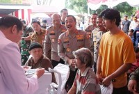 WAKAPOLRI Komjen Pol Agus Andrianto meninjau kegiatan bakti kesehatan dan sosial yang diselenggarakan oleh Polda Kalteng di Mapolda setempat, Kamis (7/9/2023). (ANTARA/Humas Polda Kalteng)  