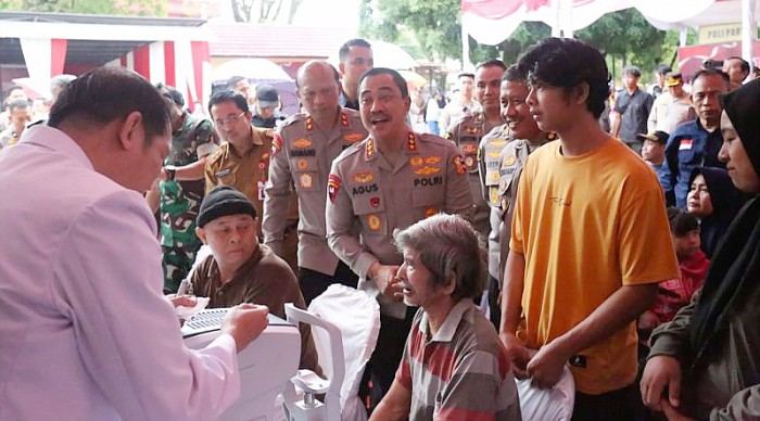WAKAPOLRI Komjen Pol Agus Andrianto meninjau kegiatan bakti kesehatan dan sosial yang diselenggarakan oleh Polda Kalteng di Mapolda setempat, Kamis (7/9/2023). (ANTARA/Humas Polda Kalteng)  