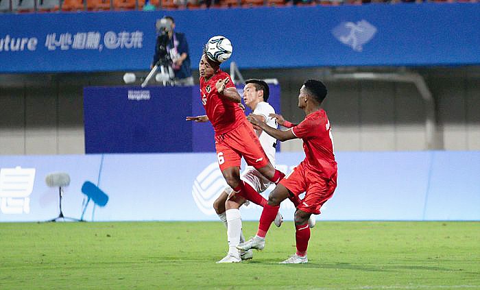 Pemain timnas U-24 Indonesia, Haykal Alhafiz saat menghadapi Kirgistan dalam laga perdana grup F Asian Games 2022, di Zhejiang Normal University East Stadium, Jinhua, China, Selasa (19/9/2023) malam. (NAIF AL' AS/NOC INDONESIA)