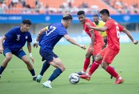 Gelandang timnas U-24 Indonesia, Ananda Raehan, saat berduel dengan pemain Taiwan. (NOC Indonesia/Naif Al’As)