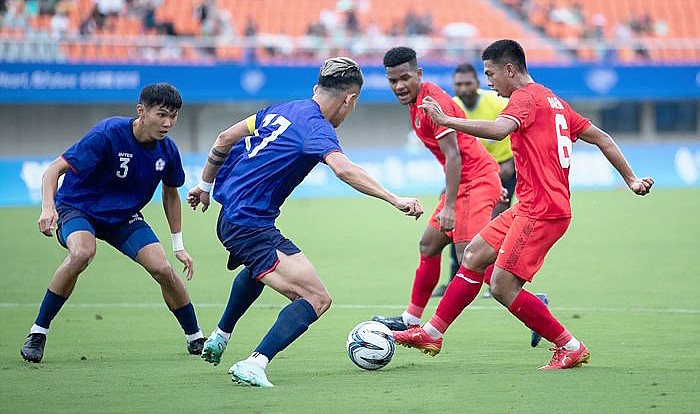 Gelandang timnas U-24 Indonesia, Ananda Raehan, saat berduel dengan pemain Taiwan. (NOC Indonesia/Naif Al’As)