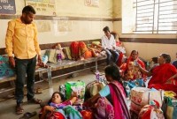 Kerabat pasien tempat meninggalnya 12 bayi dalam sehari yang dirawat di Sekolah Tinggi Kedokteran dan Rumah Sakit Pemerintah Shankarrao Chavan terlihat di dalam rumah sakit, di Nanded, India, Selasa (3/10/2023). (Reuters)