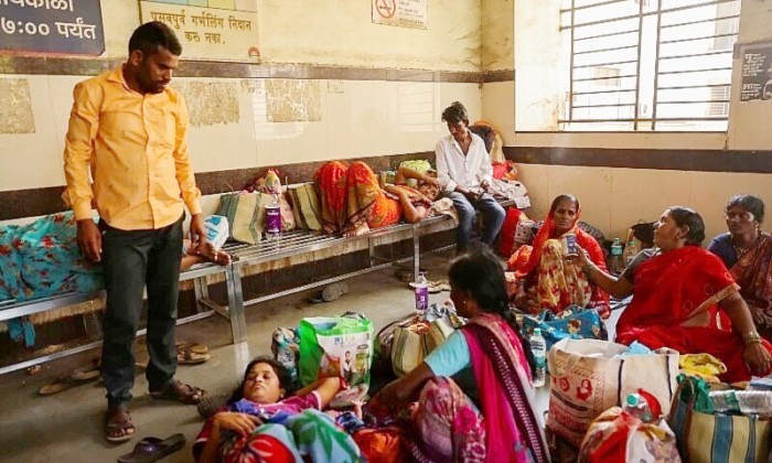 Kerabat pasien tempat meninggalnya 12 bayi dalam sehari yang dirawat di Sekolah Tinggi Kedokteran dan Rumah Sakit Pemerintah Shankarrao Chavan terlihat di dalam rumah sakit, di Nanded, India, Selasa (3/10/2023). (Reuters)