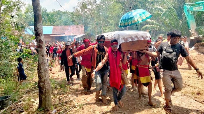 Warga Desa Bangkal, Kabupaten Seruyan, Kalteng, membawa jenazah Gijik salah satu korban dalam bentrok antarwarga dan aparat untuk dimakamkan. (BBC Indonesia/James Watt)
