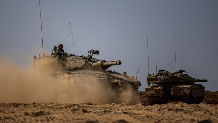 SEBUAH Pengangkut Personil Lapis Baja (APC) Israel tersembunyi saat menimbulkan debu di dekat perbatasan Israel dengan Jalur Gaza, di Israel selatan, Minggu (15/10/2023). Militer Israel menunggu keputusan politik sebagai 'lampu hijau' sebelum mereka melancarkan serangan besar-besaran ke Jalur Gaza.(REUTERS)
