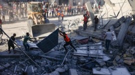 TIM penyelamat menyaring puing-puing bangunan yang runtuh menyusul serangan udara Israel di Rafah di Jalur Gaza selatan, Kamis (26/10/2023). (AFP/Said Khatib)