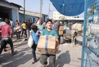 WARGA Palestina menyerbu pusat pasokan bantuan yang dikelola PBB, yang mendistribusikan makanan kepada keluarga pengungsi. (AFP)