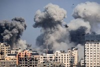Asap mengepul setelah serangan udara Israel di Kota Gaza, Kamis (12/10/2023), ketika pertempuran sengit antara Israel dan gerakan Hamas berlanjut hingga hari ke enam. (Mahmud Hams/AFP/via Getty Images)