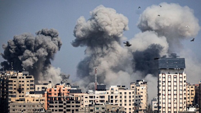 Asap mengepul setelah serangan udara Israel di Kota Gaza, Kamis (12/10/2023), ketika pertempuran sengit antara Israel dan gerakan Hamas berlanjut hingga hari ke enam. (Mahmud Hams/AFP/via Getty Images)