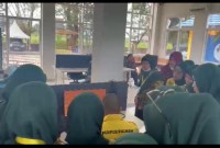  Anak berkebutuhan khusus saat dikenalkan prasarana perpustakaan Palnam. Foto : Humas Dispersip Kalsel