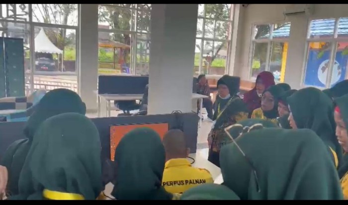  Anak berkebutuhan khusus saat dikenalkan prasarana perpustakaan Palnam. Foto : Humas Dispersip Kalsel