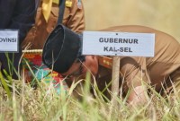 Gubernur Kalimantan Selatan H. Sahbirin Noor atau Paman Birin melakukan panen padi bersama masyarakat dan petani. Foto ADV Humas Prov