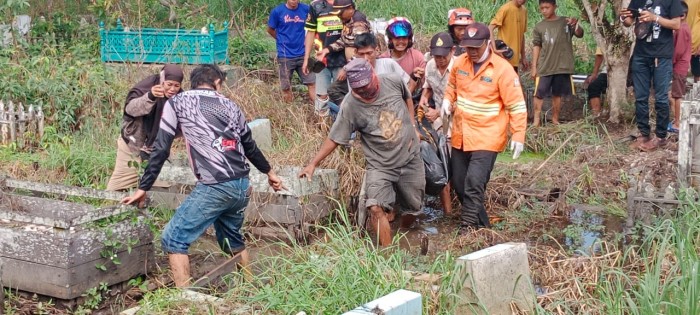 Junaidi alias Junet (30), nekad mengakhiri hidupnya dengan cara menggantungkan diri di sebuah poton dekat kuburan di Jalan Paair Mas GangTembus Ar-Rahman Banjarmasin Barat, Selasa (17/10/2023) pagi. (SuarIndonesia.com,/DO
