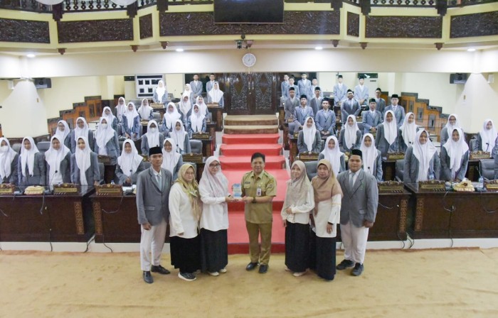 Sekretaris DPRD Provinsi Kalimantan Selatan Muhammad Jaini, SE., M. AP mengapresiasi semangat belajar siswa siswi MAN 2 Kota Banjarmasin. (SuarIndonesia/Humas 
